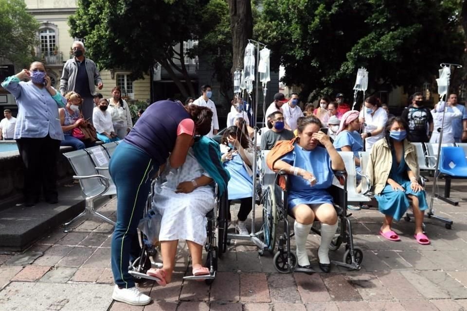 Pacientes del Hospital Álvaro Obregón en la Colonia Roma fueron desalojados.