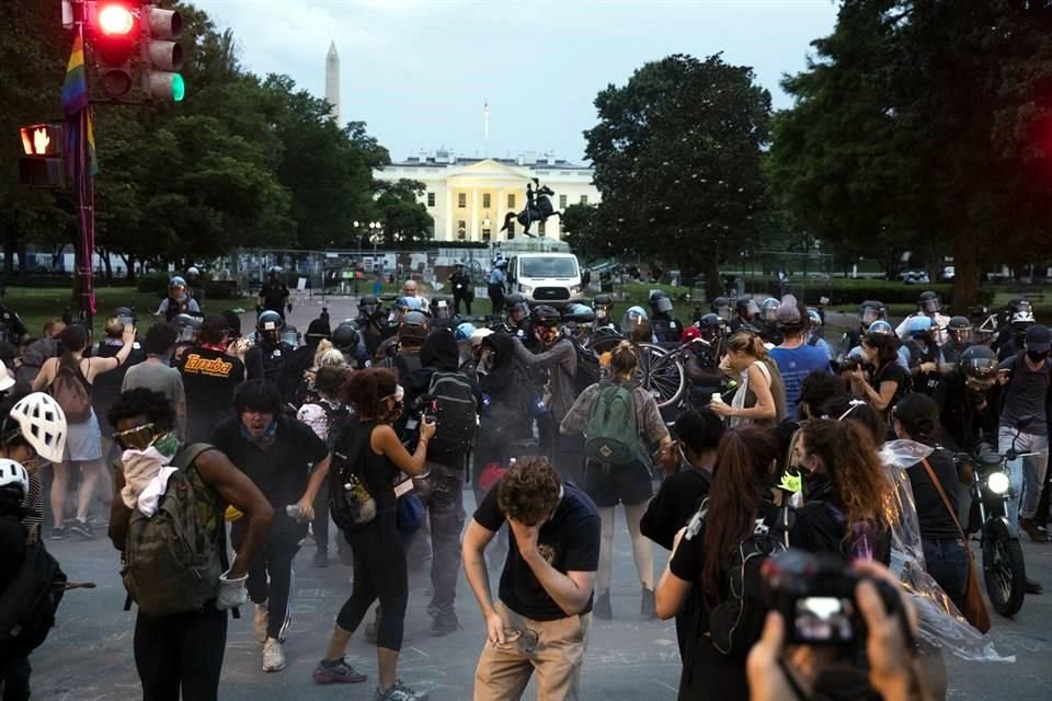 La Policía usó agentes qupimicos contra los manifestantes para dispersarlos de la estatua de Andrew Jackson.