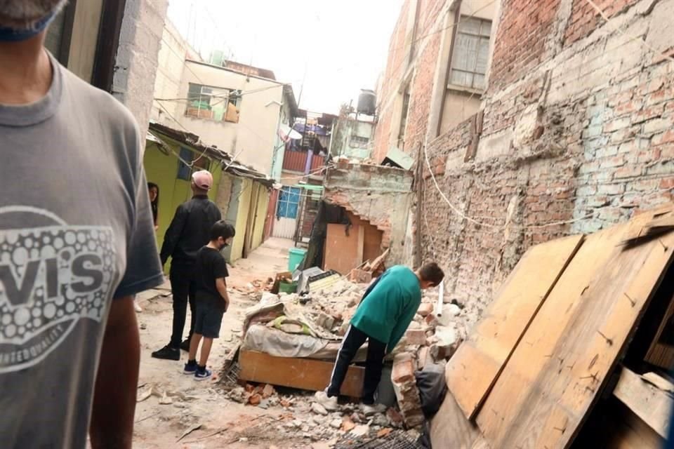 Parte de una barda cayó sin dejar lesionados en la Obrera.