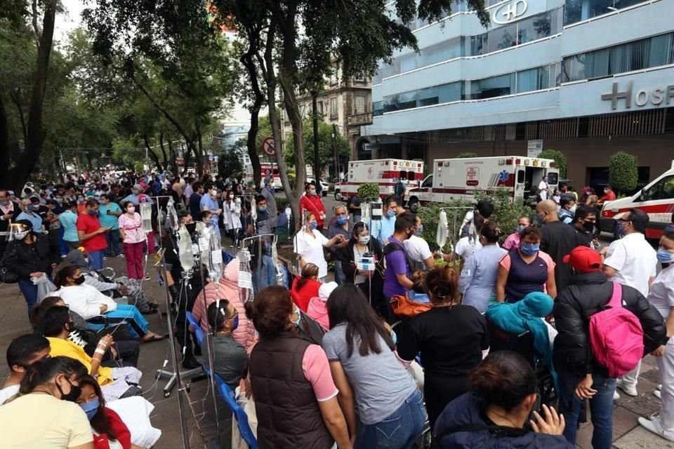 Usuarios olvidaron la sana distancia tras sismo en CDMX.