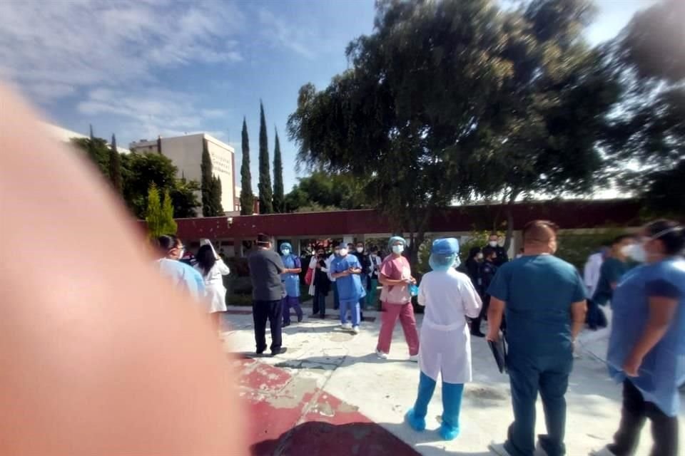 Una enfermera del Hospital Balbuena, en la Alcaldía Venustiano Carranza, explicó que el temblor lo sintió mientras ayudaba en una cirugía.