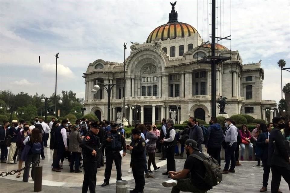 Personas permanecieron frente al Palacio de Bellas Artes para evitar cerca de edificios altos.