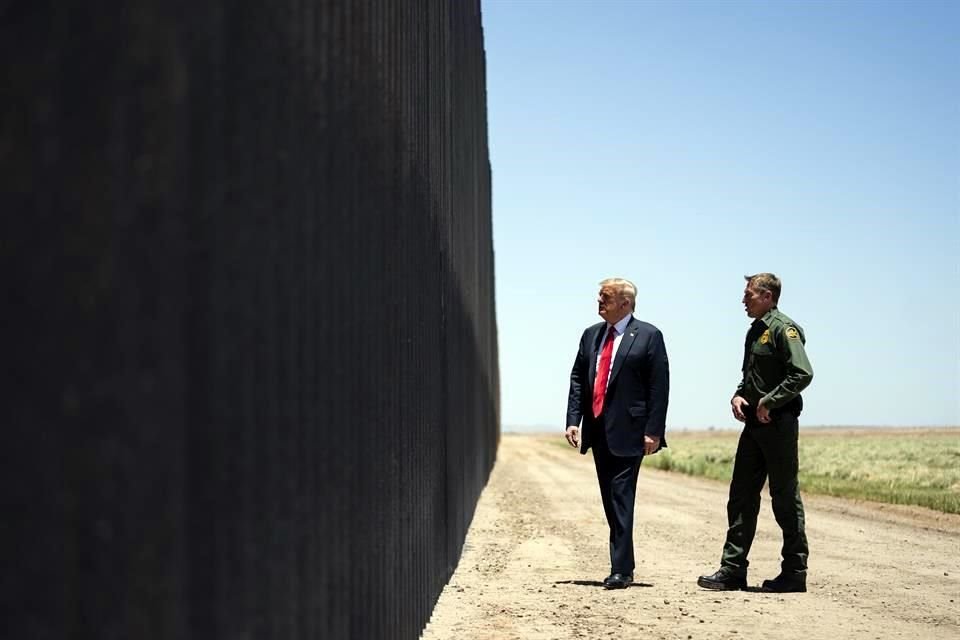 Trump revisando las secciones del nuevo muro fronterizo en Yuma, Arizona.