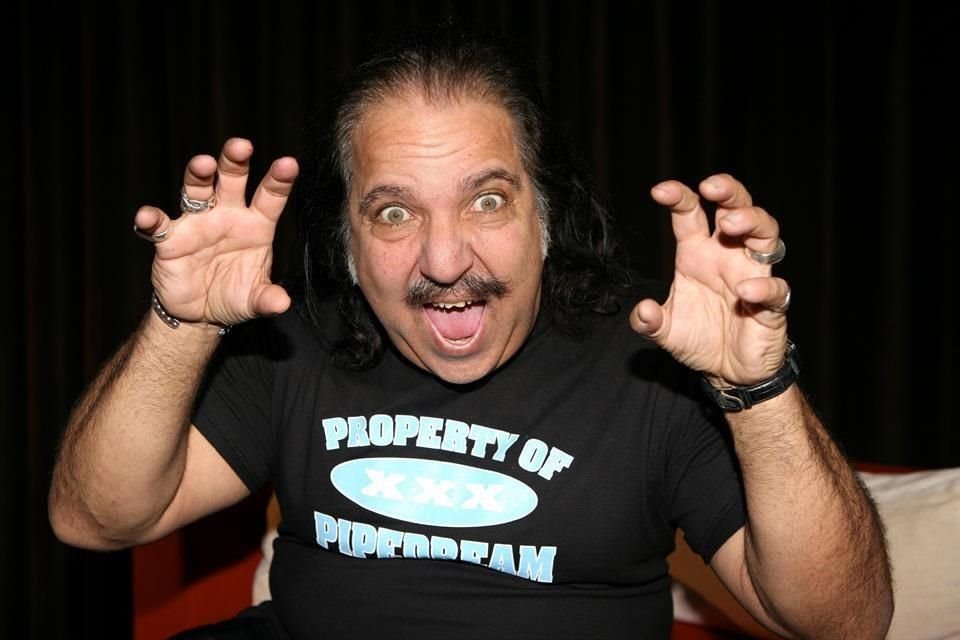 Ron Jeremy enfrentará cuatro acusaciones de violación.