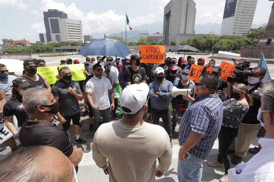 Dueños de gimnasios marcharon en el Centro de Monterrey para exigir la reapertura de estos negocios, los cuales llevan 3 meses cerrados por la pandemia. 
