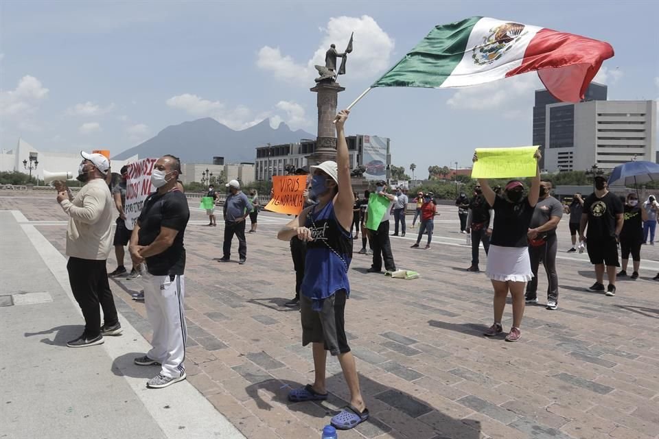Dueños de gimnasios marcharon en el Centro de Monterrey para exigir la reapertura de estos negocios, los cuales llevan 3 meses cerrados por la pandemia. 