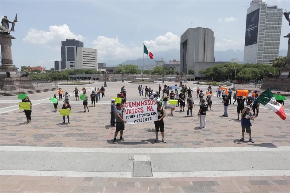 Dueños de gimnasios marcharon en el Centro de Monterrey para exigir la reapertura de estos negocios, los cuales llevan 3 meses cerrados por la pandemia. 