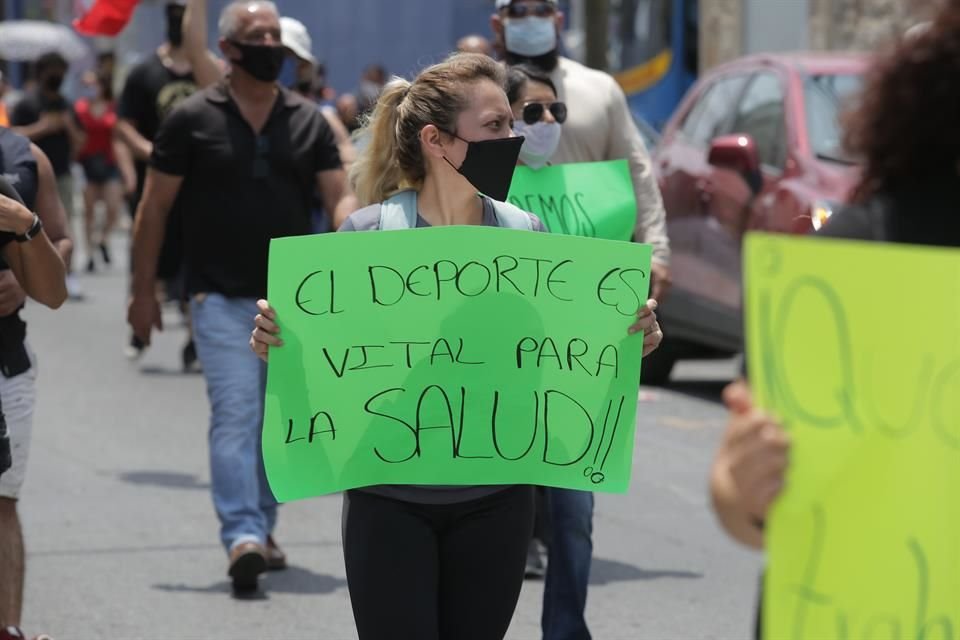 Dueños de gimnasios marcharon en el Centro de Monterrey para exigir la reapertura de estos negocios, los cuales llevan 3 meses cerrados por la pandemia. 