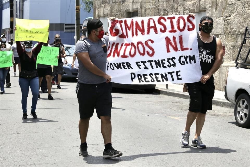 Dueños de gimnasios marcharon en el Centro de Monterrey para exigir la reapertura de estos negocios, los cuales llevan 3 meses cerrados por la pandemia. 