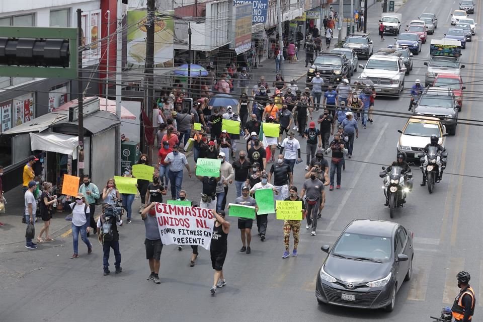 Dueños de gimnasios marcharon en el Centro de Monterrey para exigir la reapertura de estos negocios, los cuales llevan 3 meses cerrados por la pandemia. 