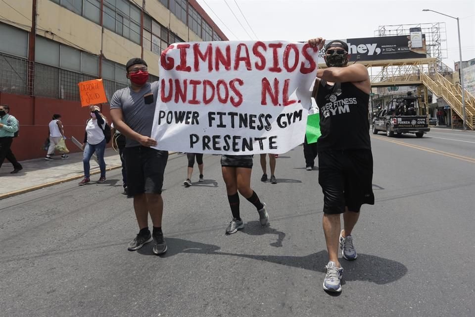 Dueños de gimnasios marcharon en el Centro de Monterrey para exigir la reapertura de estos negocios, los cuales llevan 3 meses cerrados por la pandemia. 
