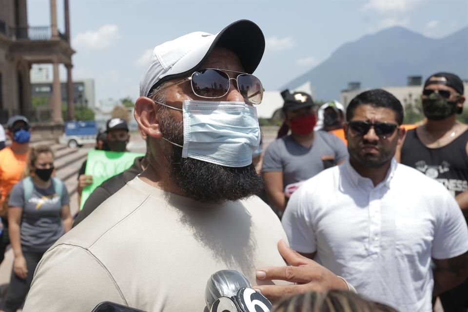 Dueños de gimnasios marcharon en el Centro de Monterrey para exigir la reapertura de estos negocios, los cuales llevan 3 meses cerrados por la pandemia. 