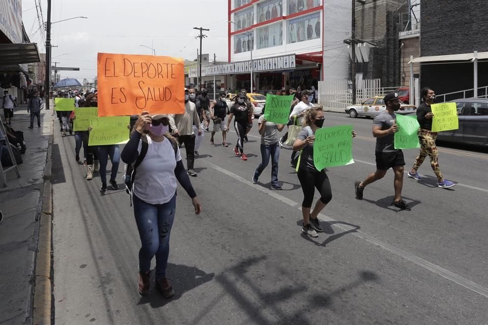 Dueños de gimnasios marcharon en el Centro de Monterrey para exigir la reapertura de estos negocios, los cuales llevan 3 meses cerrados por la pandemia. 
