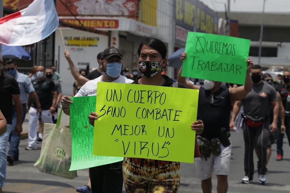 Dueños de gimnasios marcharon en el Centro de Monterrey para exigir la reapertura de estos negocios, los cuales llevan 3 meses cerrados por la pandemia. 