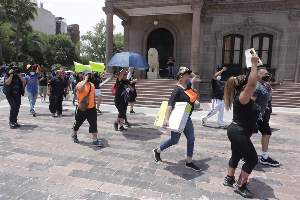 Dueños de gimnasios marcharon en el Centro de Monterrey para exigir la reapertura de estos negocios, los cuales llevan 3 meses cerrados por la pandemia. 