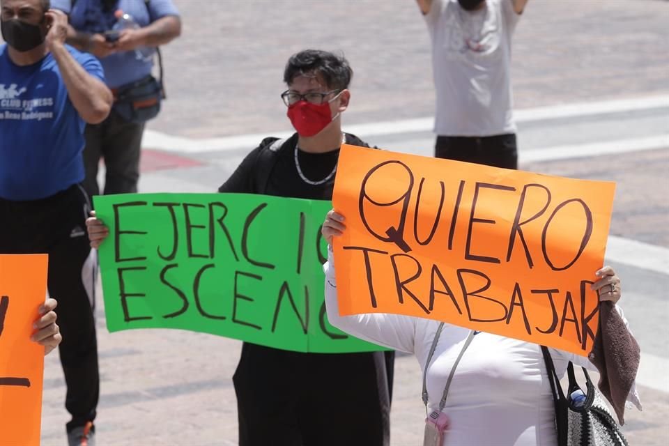 Dueños de gimnasios marcharon en el Centro de Monterrey para exigir la reapertura de estos negocios, los cuales llevan 3 meses cerrados por la pandemia. 
