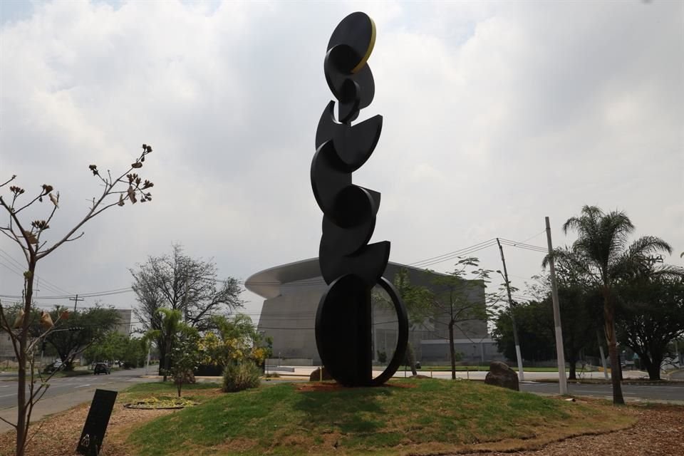 A la escultura 'Luz, Piel del Tiempo', en la Glorieta del Maíz, aún le falta la iluminación y esperar a su develación.