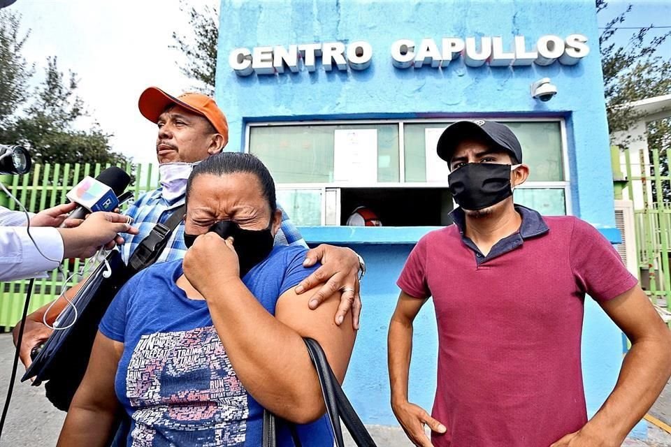 Elías González y su esposa Cecilia, padres de Mónica, acudieron con José Manuel Olvera, esposo de la desaparecida, a reclamar a la bebé en el DIF Capullos.