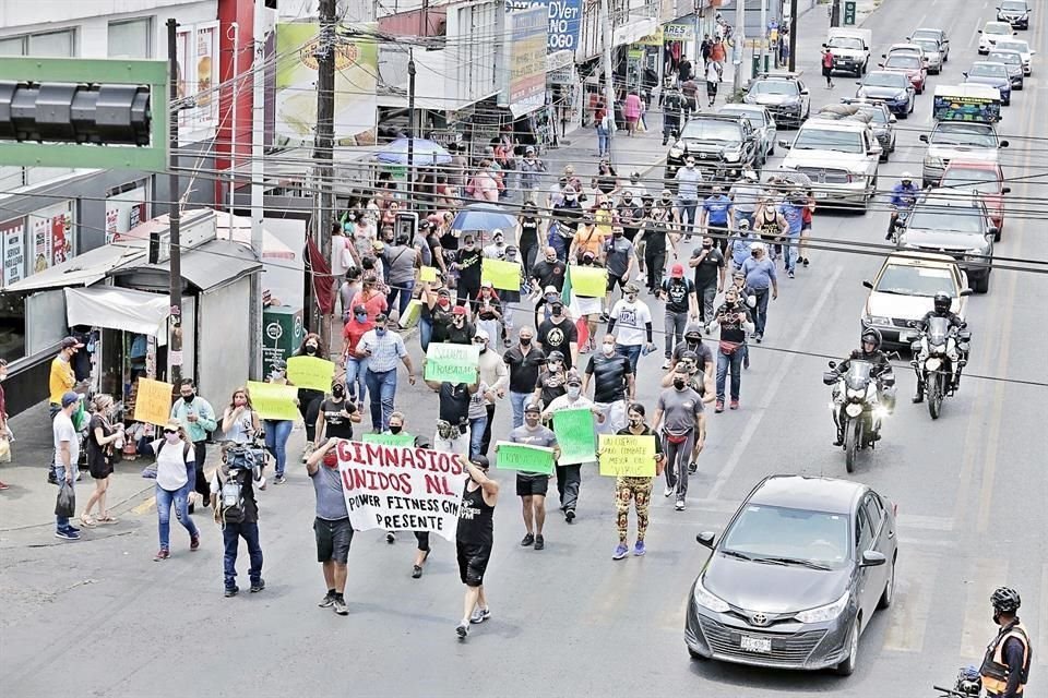 Empleados de gimnasios marcharon ayer por el Centro exigiendo reapertura.