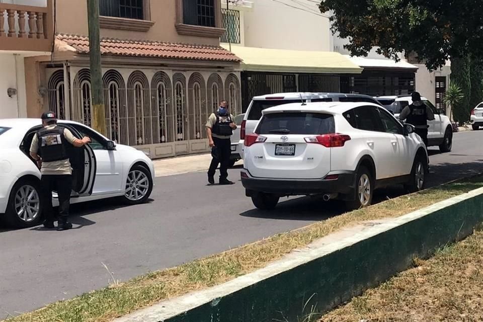 Elementos de la AEI acordonaron la calle Bahía de Biafra, para ingresar a la casa con el número 3753, en la Colonia Rincón de la Primavera.