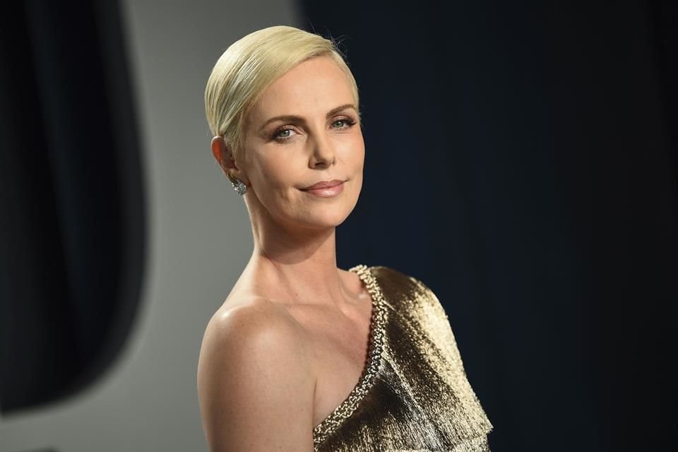 Charlize Theron afirmó que su relación con Sean Penn fue exclusiva en su momento, pero que nunca estuvo comprometida con él.