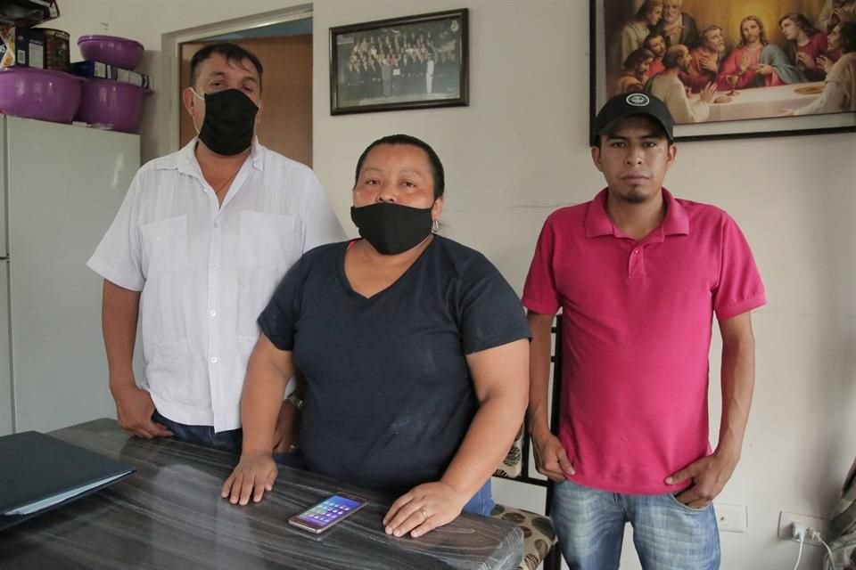 Elías González (izq.) y Cecilia Segura, papás de Mónica (arriba), y José Manuel Olvera, pareja de la joven, continúan la búsqueda de Segura Temich.