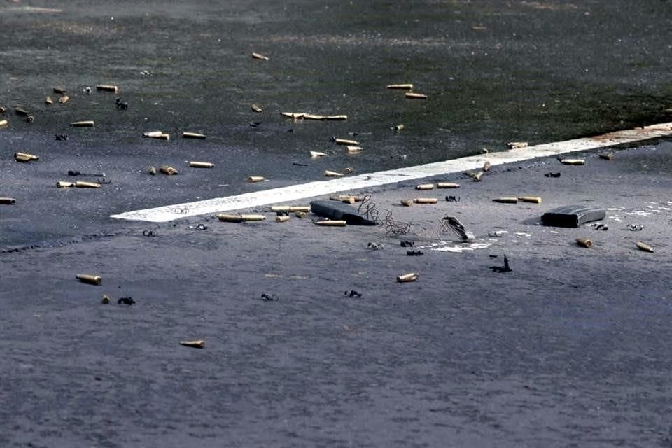 Decenas de casquillos quedaron en el lugar del ataque.