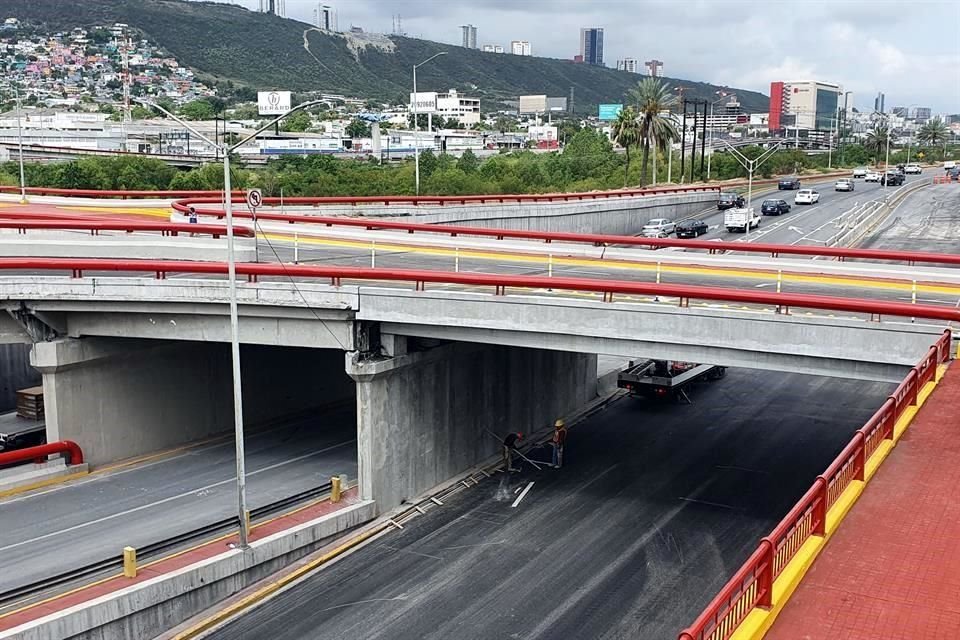 El Alcalde Adrián de la Garza presumió que las obras se ajustaron para adelantar trabajos y entregar el puente antes del plazo acordado.
