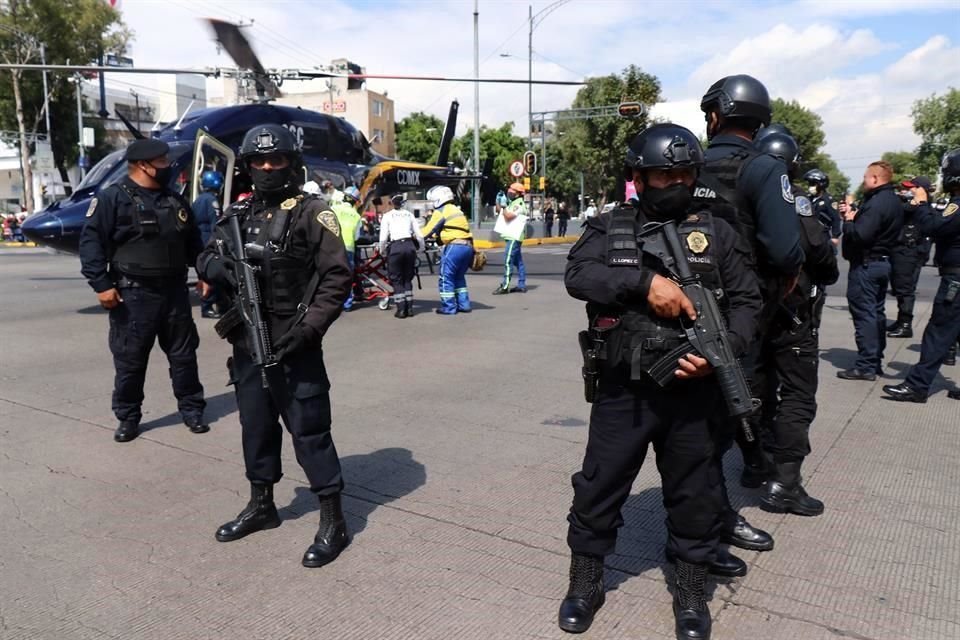 Ayer, policías y paramédicos participaron en el traslado de uno de los escoltas del secretario García Harfuch, herido durante el atentado en Lomas de Chapultepec.