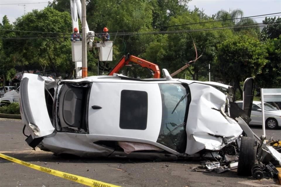El conductor del automóvil deportivo perdió el control, debido a la velocidad.
