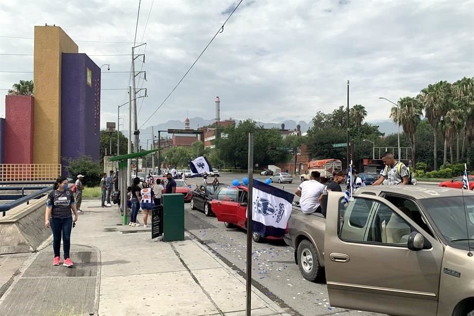 Un grupo de aficionados formó sus autos afuera de Cervecería.