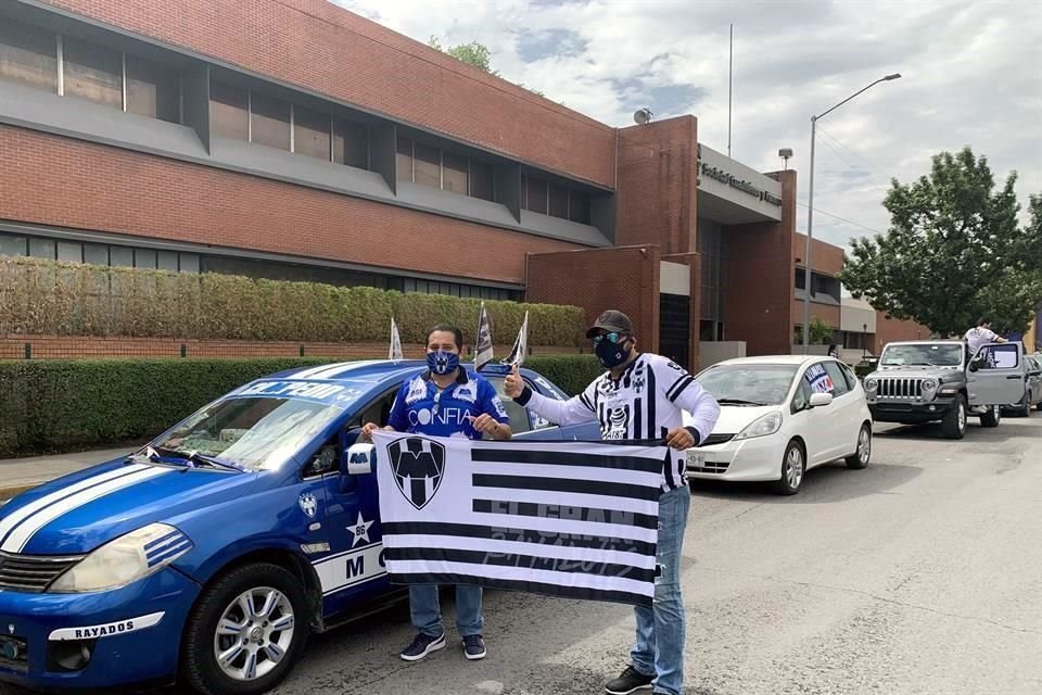 Los fans albiazules se fueron ad hoc a la ocasión para celebrar el 75 Aniversario de Rayados.