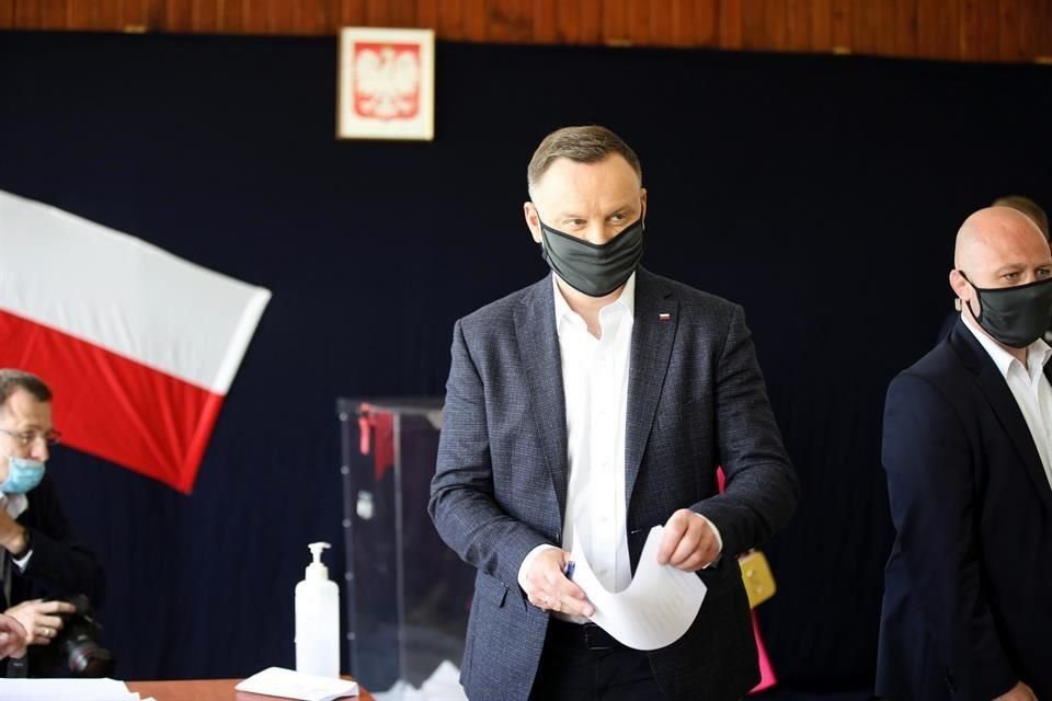 Duda, quien es cercano, desde 2015, al gobernante Partido de la Ley y la Justicia, se hizo con el 41.8% de los votos.