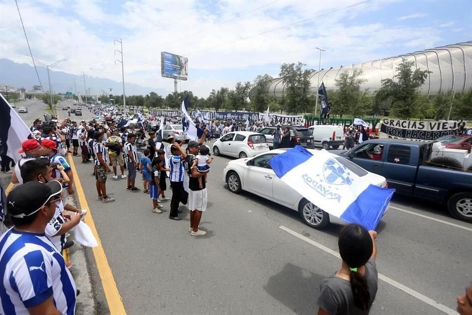 La Avenida Pablo Livas, en Guadalupe, se pintó de azul y blanco para celebrar los 75 años de vida del Club de Futbol Monterrey.