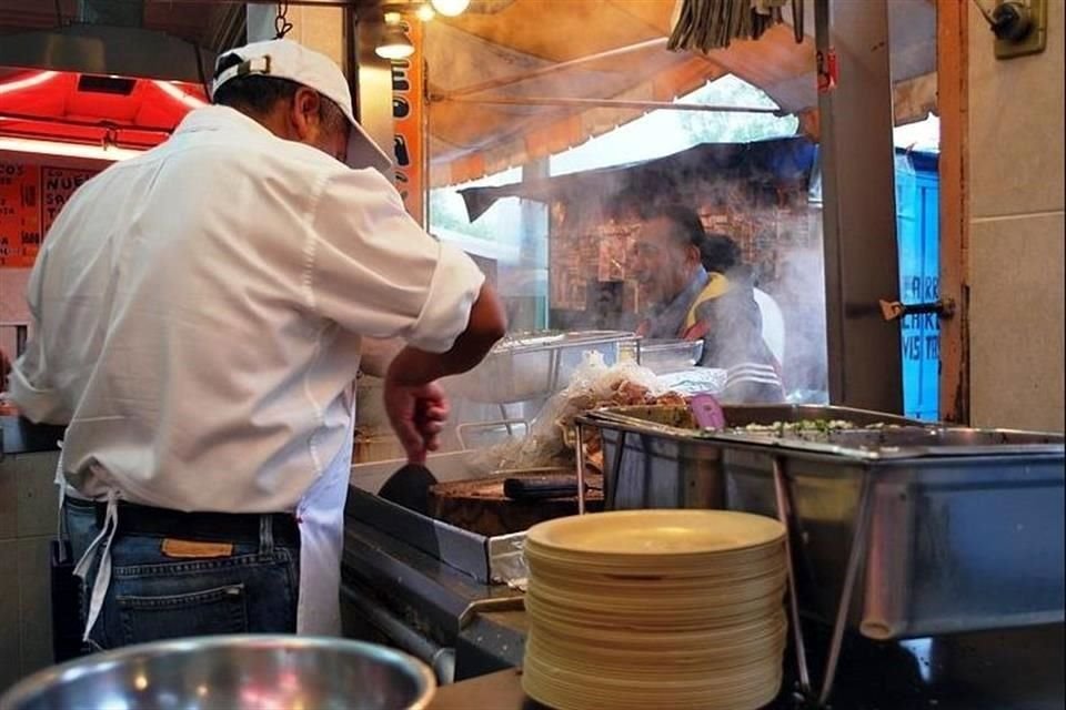 Platillos de restaurantes, comida a domicilio, puestos de comida en la calle y alimentos caseros cocinados con altas cantidades de sal y grasas son fuentes significativas de calorías.