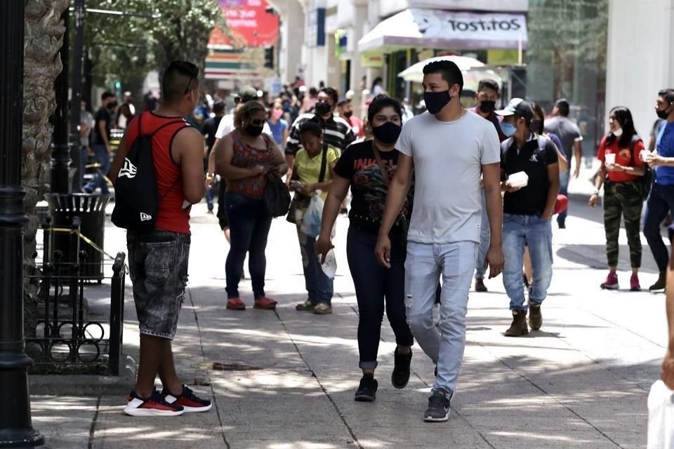Aunque ayer los contagios y muertes por Covid-19 registraron cifras récord en Nuevo León, cientos de regios abarrotaron áreas comerciales y recreativas en el Centro de Monterrey.