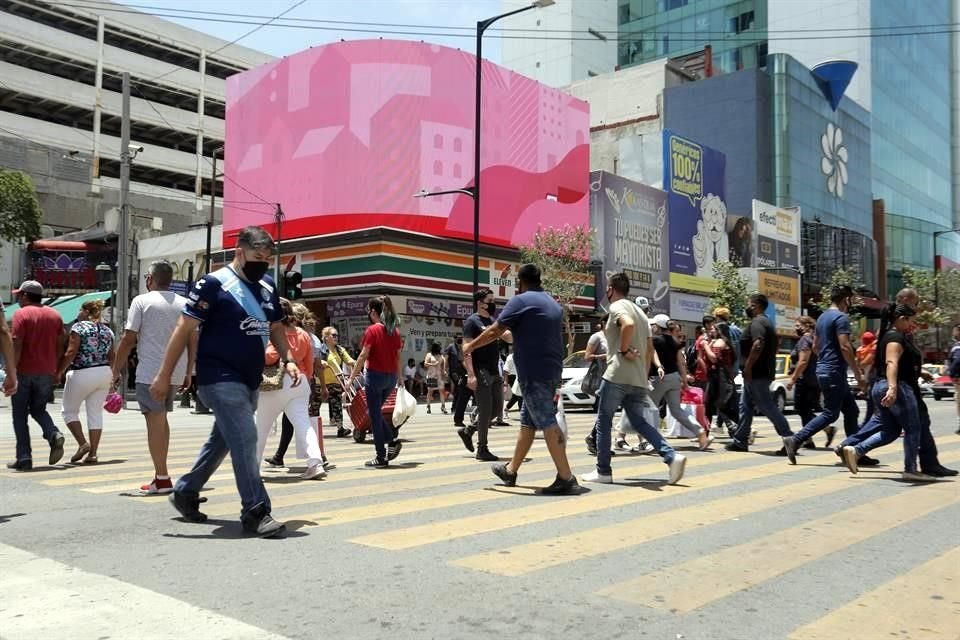 Mercados, paseos y plazas lucieron con un alto número de personas, quienes no respetaron las medidas sanitarias contra el coronavirus.