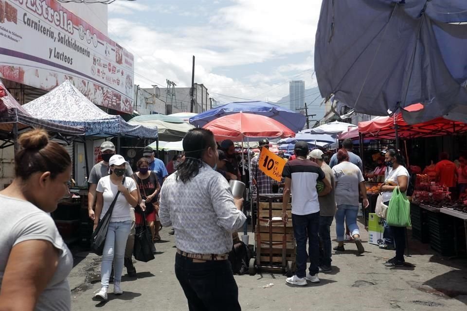 En el sector los ciudadanos se olvidaron principalmente del distanciamiento social e incluso algunas personas caminaban sin cubrebocas.