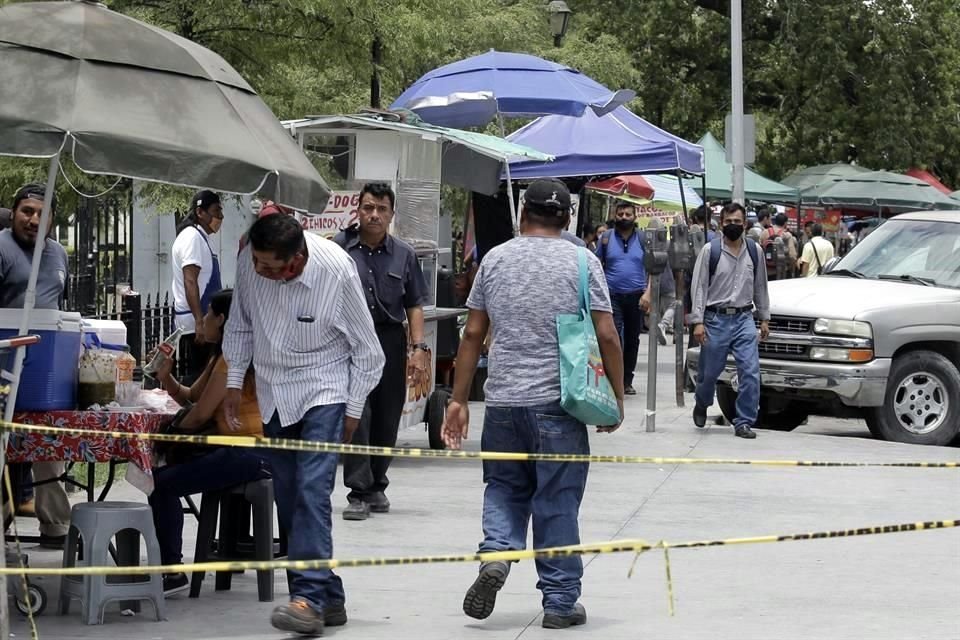 Aunque la Alameda se encuentra cerrada, cada domingo los puesteros que venden principalmente comida se instalan en la banqueta de Aramberri.