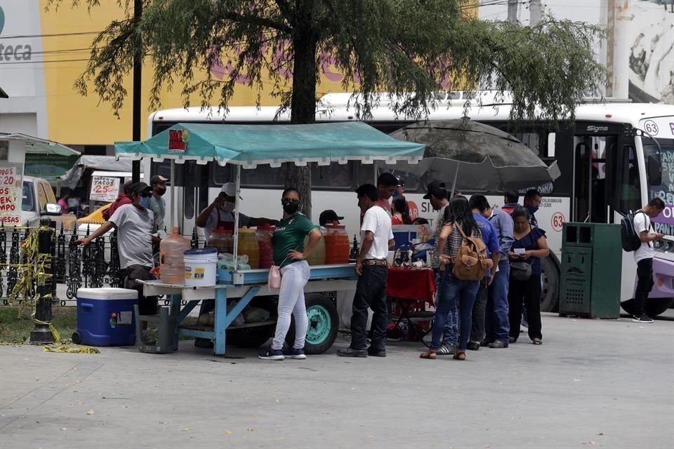 Sin aplicar las medidas de higiene requeridas, decenas de ciudadanos comen en el sector, olvidando por instantes la pandemia.