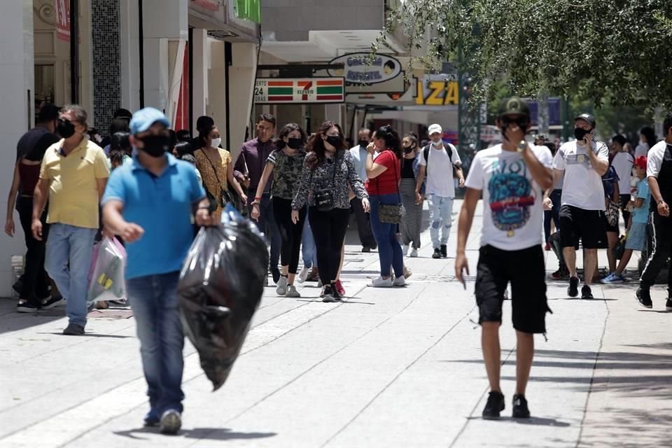 También en corredores comerciales como en Juárez y en la Plaza Comercial Morelos se observaron a cientos de personas paseando en familia o en pareja.