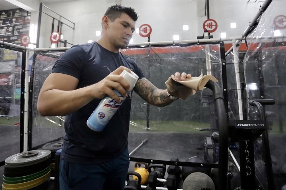 Las pesas y el resto del equipo deberá ser sanitizado después de cada uso.