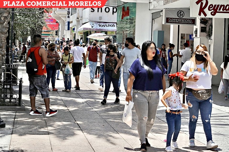 Las zonas comerciales formales e informales lucieron con cientos de compradores, pese a la restricción por el Covid.