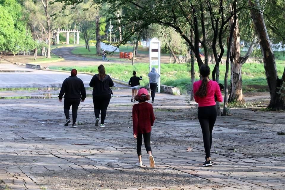 Parque de la solidaridad abierto sin ningún filtro en el ingreso y con todos los aparatos de ejercicio, juegos infantiles y zonas de camping clausuradas.