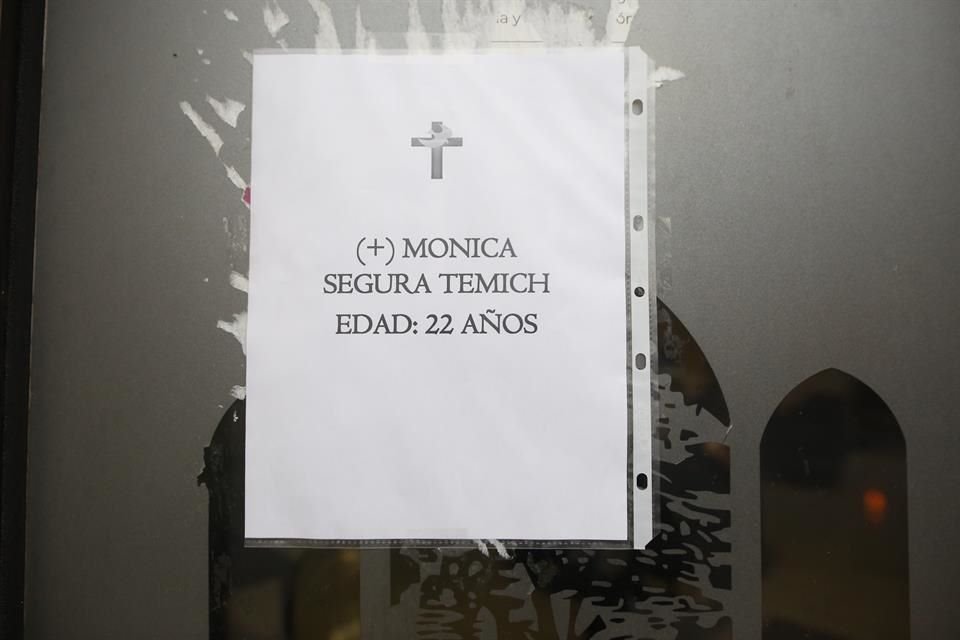 El cuerpo de Mónica Segura Temich, la joven que fue secuestrada y a quien le extrajeron a su bebé, fue velado esta mañana en una funeraria del Centro.