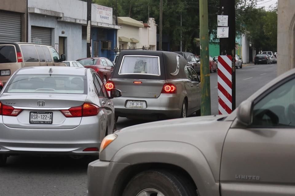 Ayer, la Fiscalía entregó el cuerpo de la joven a sus familiares, quienes realizaron su velación en unas capillas ubicadas en la calle Diego de Montemayor y Carlos Salazar.