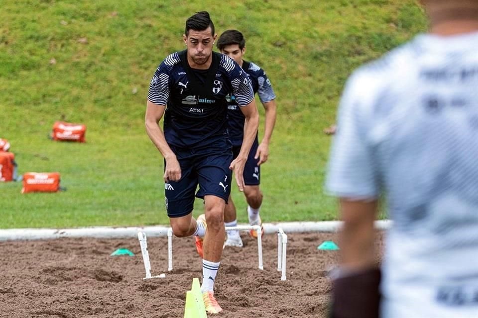 El Monterrey trabaja lo físico con ejercicios en la arena.