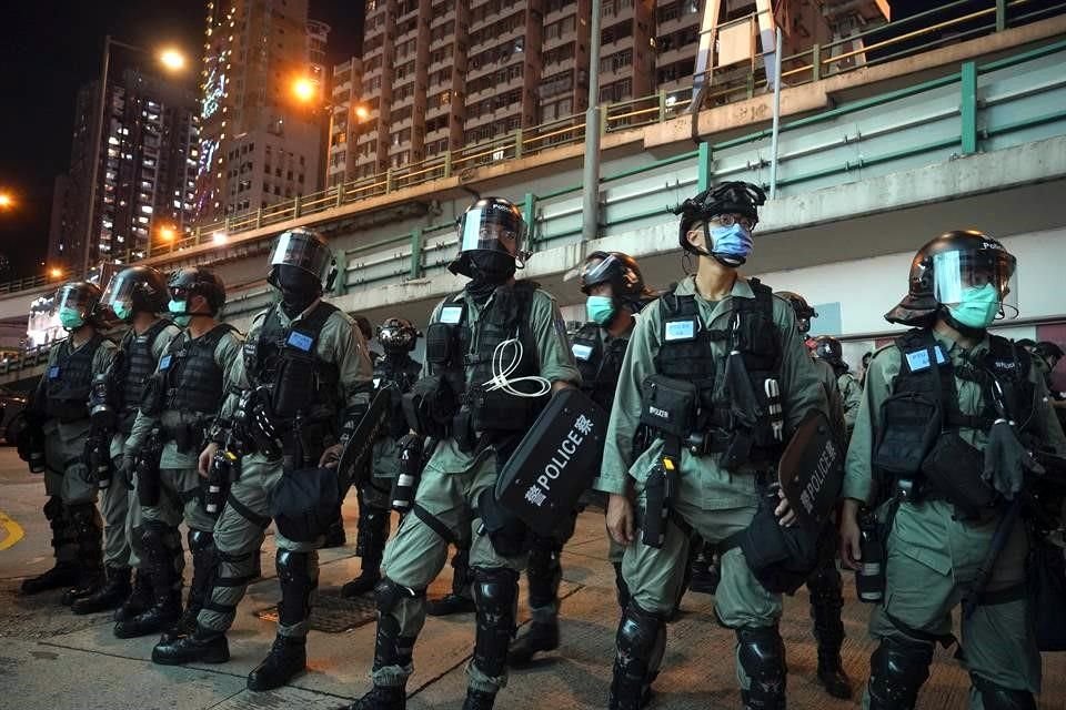 La Policía antidisturbios hace guardia tras intentar dispersar una protesta.