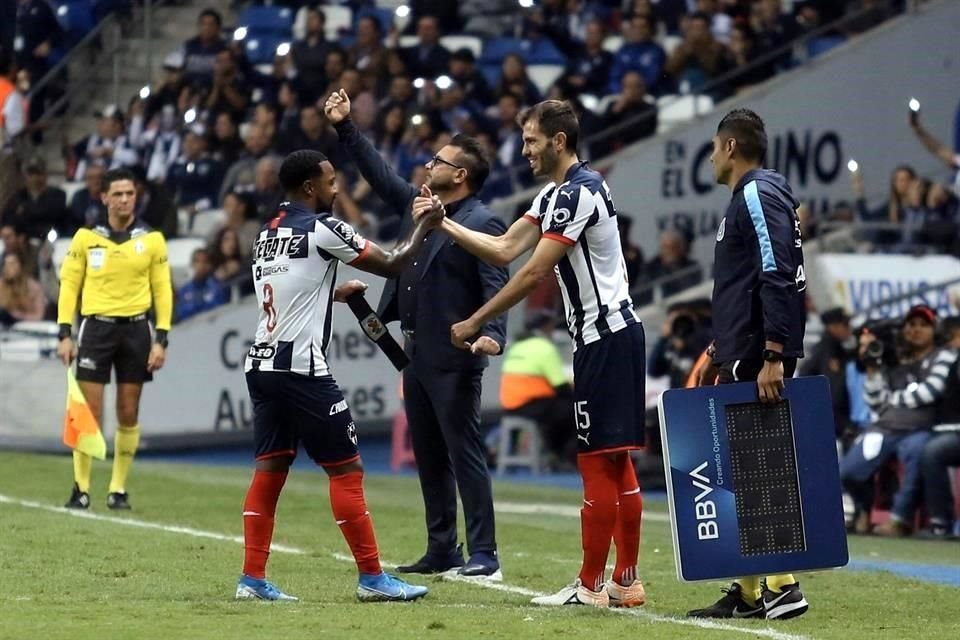 José Basanta le cedió el gafete de capitán a Dorlan Pabon.