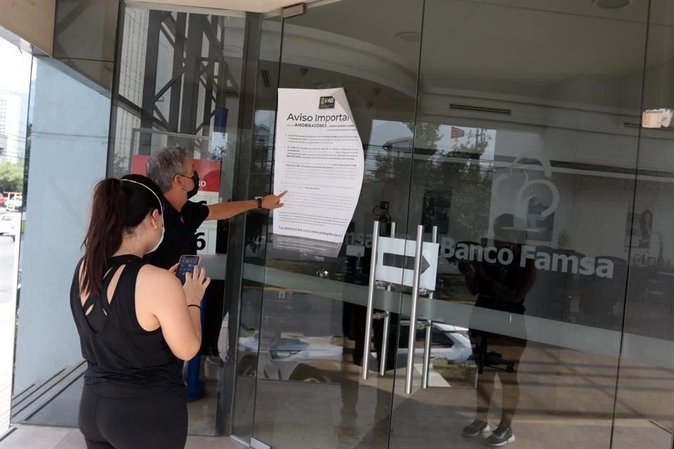 Ahorradores acuden a sucursal bancaria para indagar sobre el destino de sus ahorros.